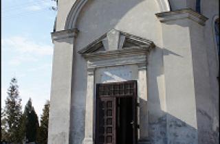 Zabytkowa kaplica z 1834 roku na cmentarzu parafialnym w Wieliszewie- fot. Grzegorz Biernat