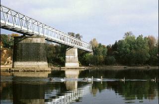 Przedwojenny filar mostu na Narwi w Topolinie, dziś dźwigający rurociąg